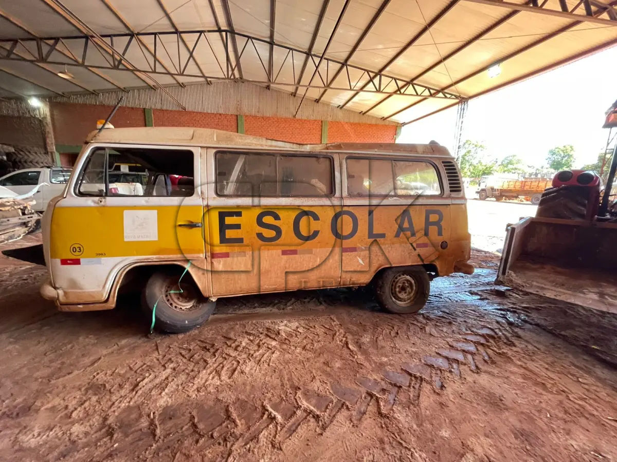 LOTE 005 - (SUCATA) VEÍCULO VW/KOMBI ESCOLAR ANO FABRICAÇÃO: 2012 ANO MODELO: 2013 COR: BRANCA COMBUSTÍVEL ALCOOL/GASOLINA CAPACIDADE PASSAGEIROS: 015 TIPO VEÍCULO: MICRO ONIBUS Placa IUB5436 – Chassi 9BWMF07X8DP000284
