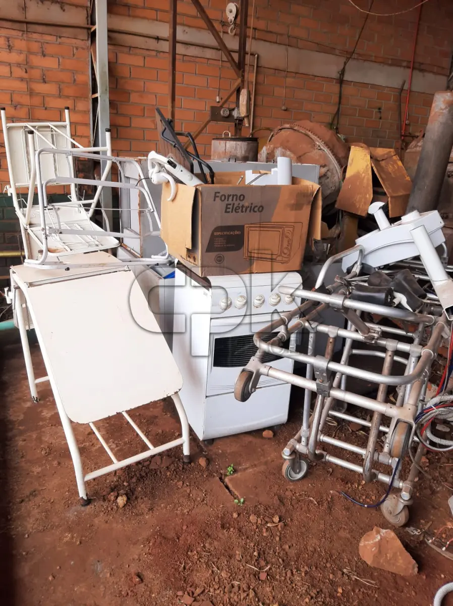 LOTE 019 - Sucatas composto por diversos itens eletrônicos, aparelhos domésticos, ar condicinado, material ambulatorial, odontológico,  equipamentos de informática e equipamentos em geral.