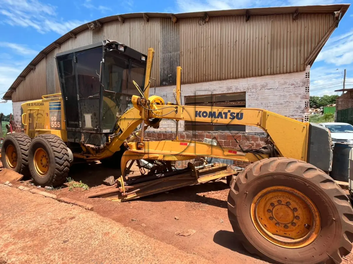 LOTE 003 - Motoniveladora Komat’su ano/modelo 2011, modelo  GD555-3, motor diesel de até 160HP número 36300465  série B15532, chassi KMTGD008P51B15532, cor amarela,  Código Patrimônio: 6683;