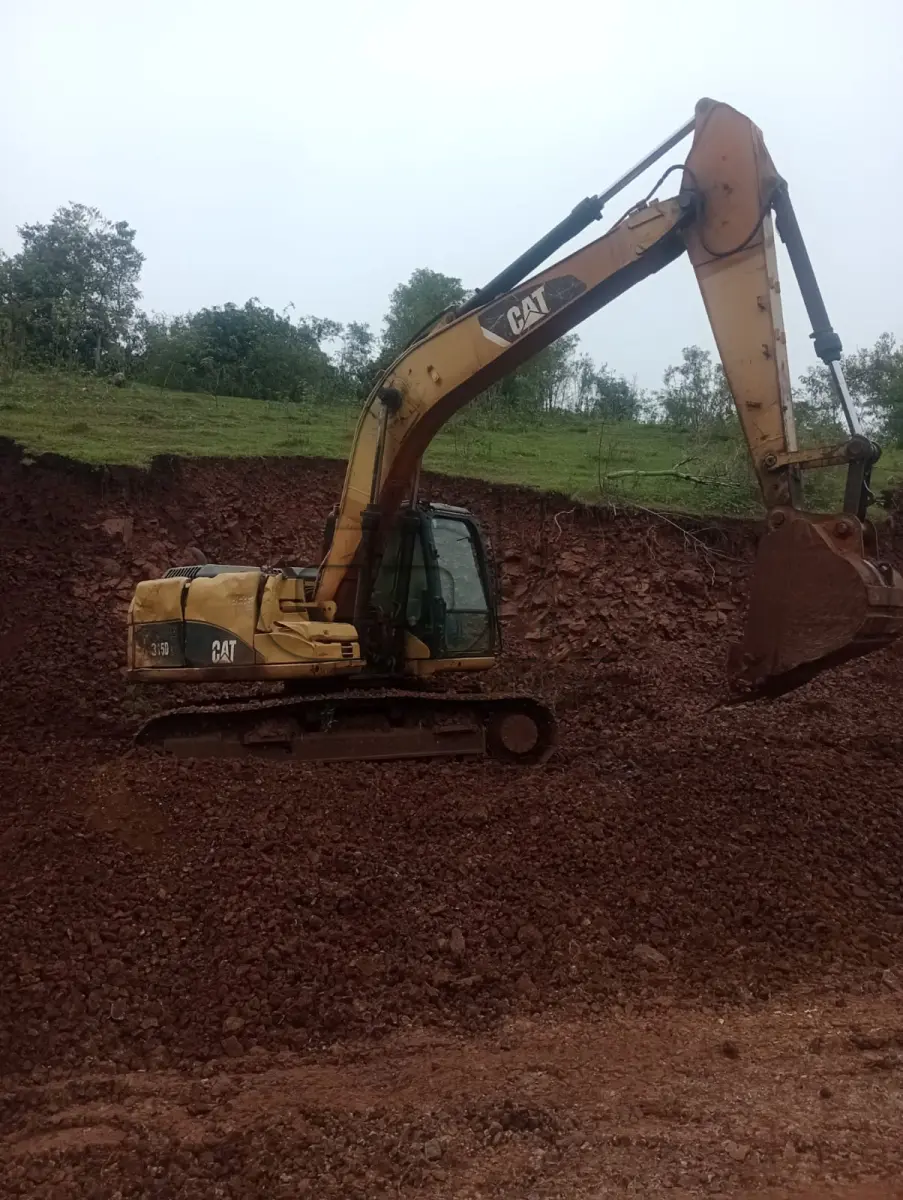 LOTE 033 - Escavadeira Caterpillar 315D 2011, em pleno funcionamento.