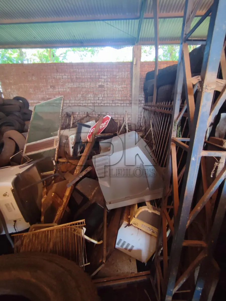 LOTE 019 - Sucatas composto por diversos itens eletrônicos, aparelhos domésticos, ar condicinado, material ambulatorial, odontológico,  equipamentos de informática e equipamentos em geral.