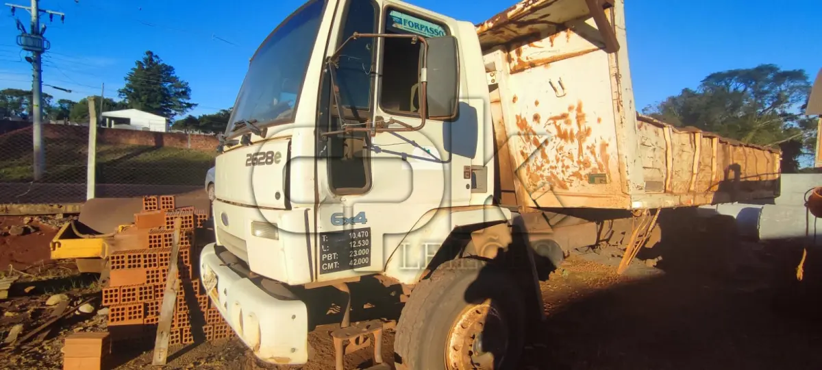 LOTE 007 - FORD/FORD/CARGO 2628 E ANO FABRICAÇÃO: 2009 ANO MODELO: 2010 COR: BRANCA COMBUSTÍVEL DIESEL TIPO VEÍCULO: CAMINHAO ESPÉCIE: CARGA CARROCERIA: BASCULANTE 5883 cc Placa IQM7041 – Chassi 9BFZCEEX3ABB47056