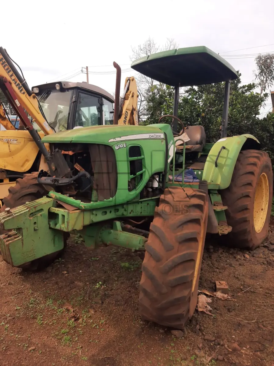 LOTE 020 - Trator Agrícola, Marca John Deere, Modelo 6110 E, tração 4x4, Diesel, 04 cilindros, 110cv, cor verde, ano 2011, chassi 1BM6110ETAA000205