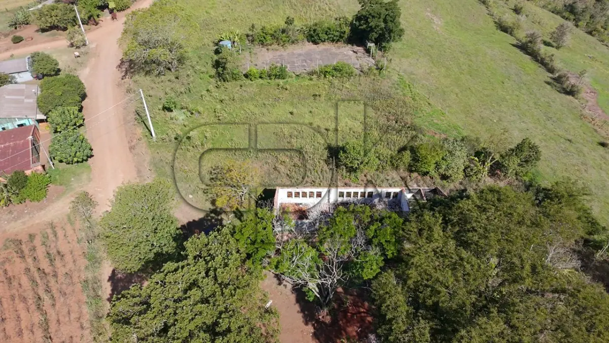 LOTE 041 - Imóvel: Fração do lote rural nº 191, 25ª secção, Matrícula nº 1676.  Área total: 0,5 hectares (5.000 m²) conforme matrícula. Localização: Lajeado Marrocas - Interior – Novo Machado/RS – E.M de Ensino  Fundamental D. Pedro I.