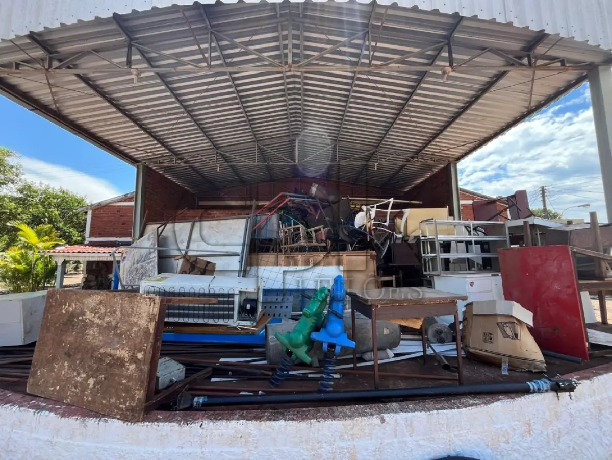 LOTE 007 - Sucatas de Mobiliário, tais como: Mesas, armários, cadeiras,  etc.