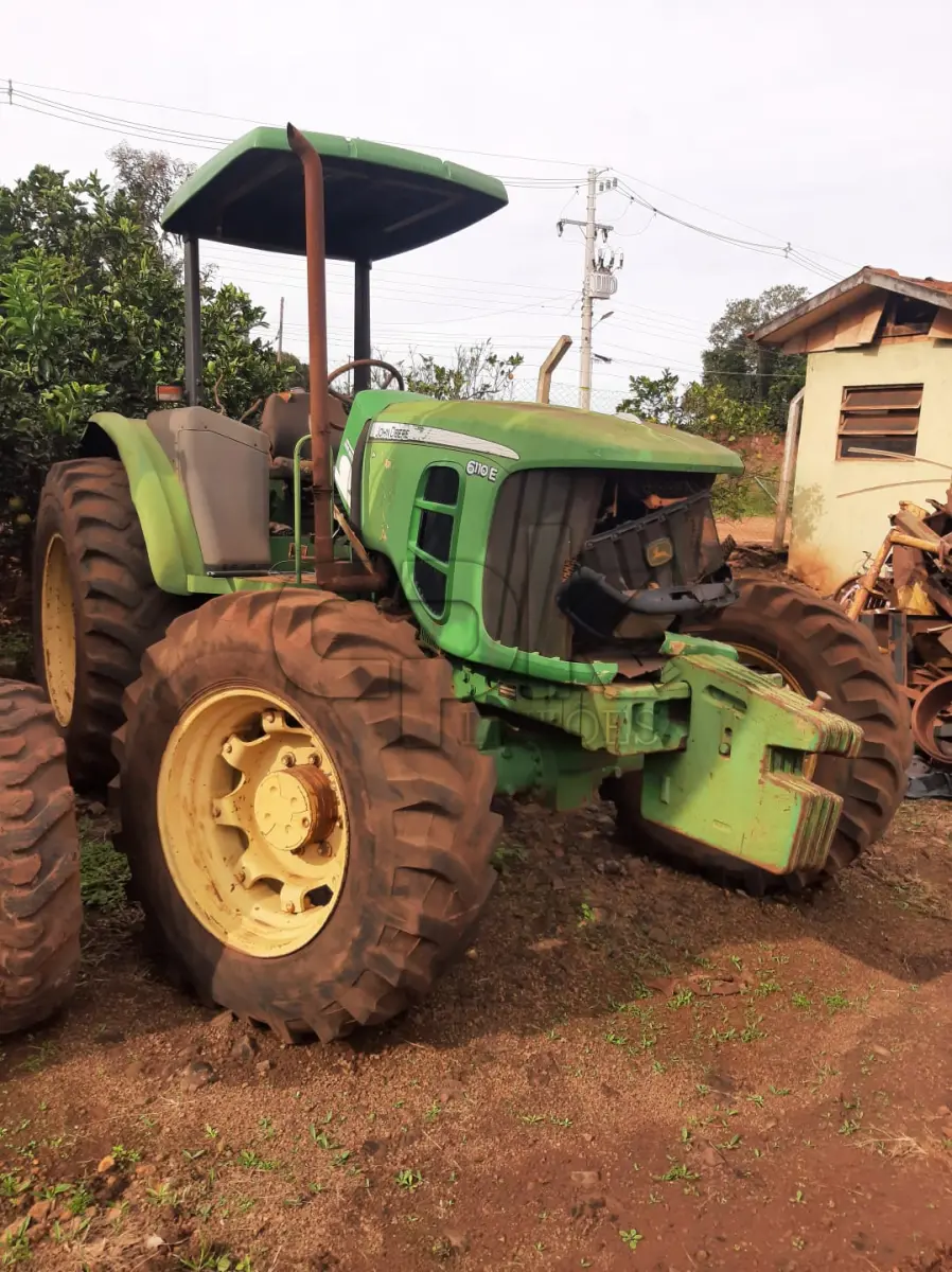 LOTE 020 - Trator Agrícola, Marca John Deere, Modelo 6110 E, tração 4x4, Diesel, 04 cilindros, 110cv, cor verde, ano 2011, chassi 1BM6110ETAA000205
