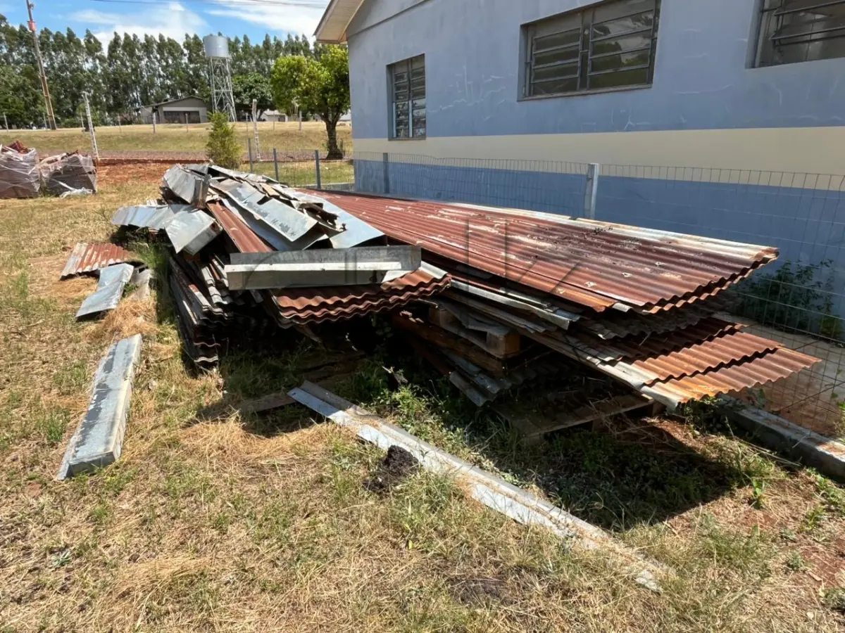 LOTE 006 - Sucatas de material de construção, à exemplo de folha de  aluzinco, etc.