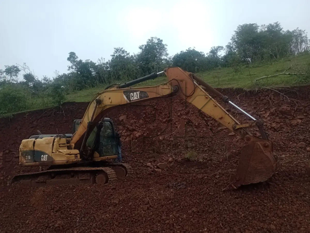 LOTE 033 - Escavadeira Caterpillar 315D 2011, em pleno funcionamento.