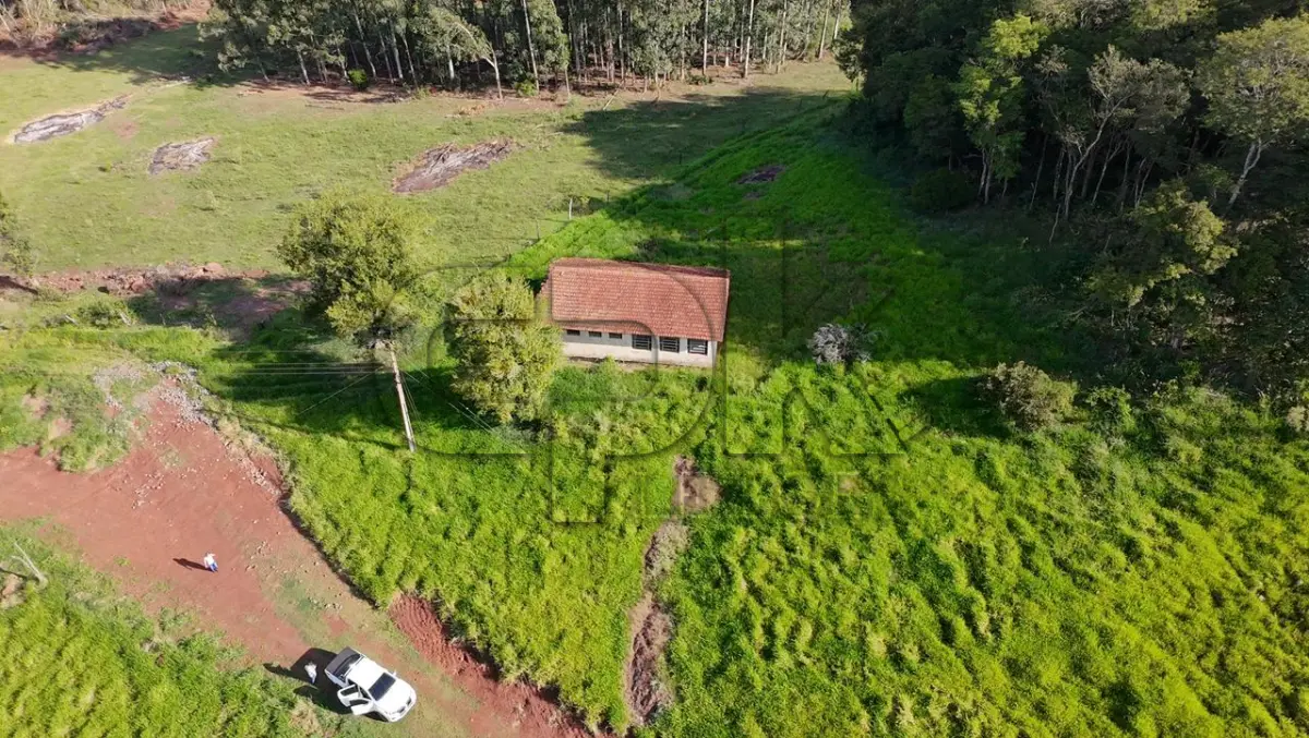 LOTE 040 - Imóvel: Fração do lote rural nº 56-A, 25ª secção, Matrícula nº 1629.  Área total: 0,18 hectares (1.800 m²) conforme matrícula.  Localização: Rincão dos Claros - Interior – Novo Machado/RS – E.M de Ensino  Fundamental Augusto Policena.