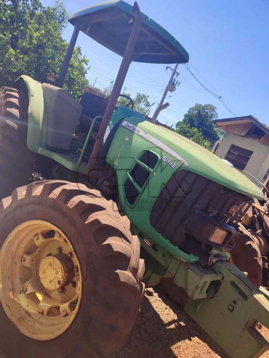 LOTE 020 - Trator Agrícola, Marca John Deere, Modelo 6110 E, tração 4x4, Diesel, 04 cilindros, 110cv, cor verde, ano 2011, chassi 1BM6110ETAA000205