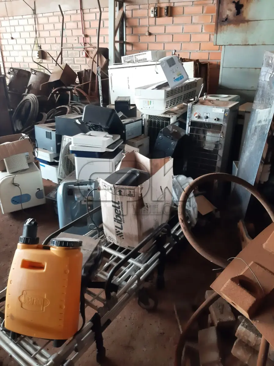 LOTE 019 - Sucatas composto por diversos itens eletrônicos, aparelhos domésticos, ar condicinado, material ambulatorial, odontológico,  equipamentos de informática e equipamentos em geral.