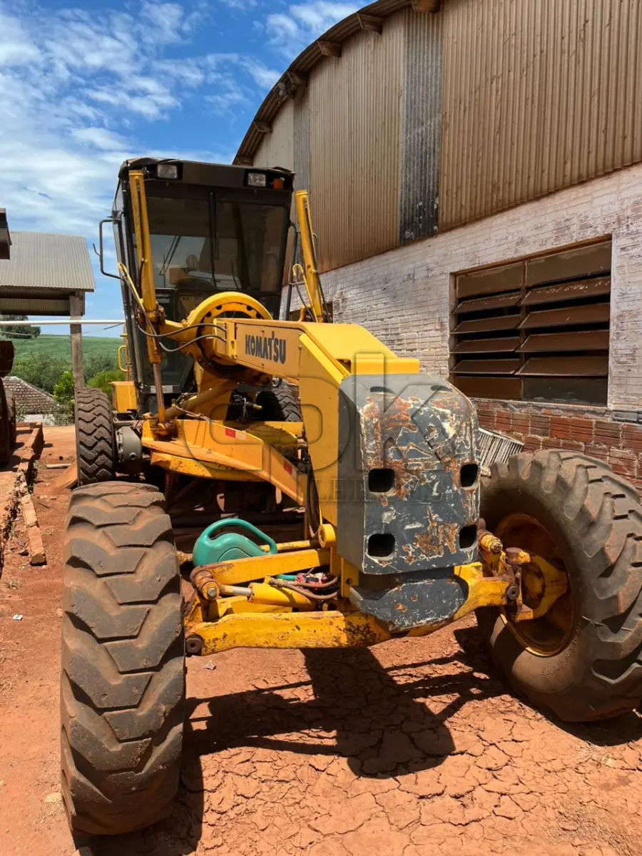 LOTE 003 - Motoniveladora Komat’su ano/modelo 2011, modelo  GD555-3, motor diesel de até 160HP número 36300465  série B15532, chassi KMTGD008P51B15532, cor amarela,  Código Patrimônio: 6683;
