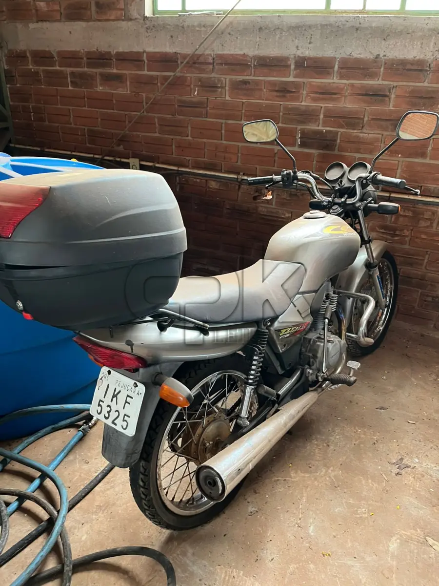 LOTE 005 - Motocicleta Honda CG 125 Titan KS, gasolina, cor prata,  12CV, ano de modelo 2001, Renavam 76686472-3, chassi  9C2JC30101R252452, placa IKF-5325, Código Patrimônio;