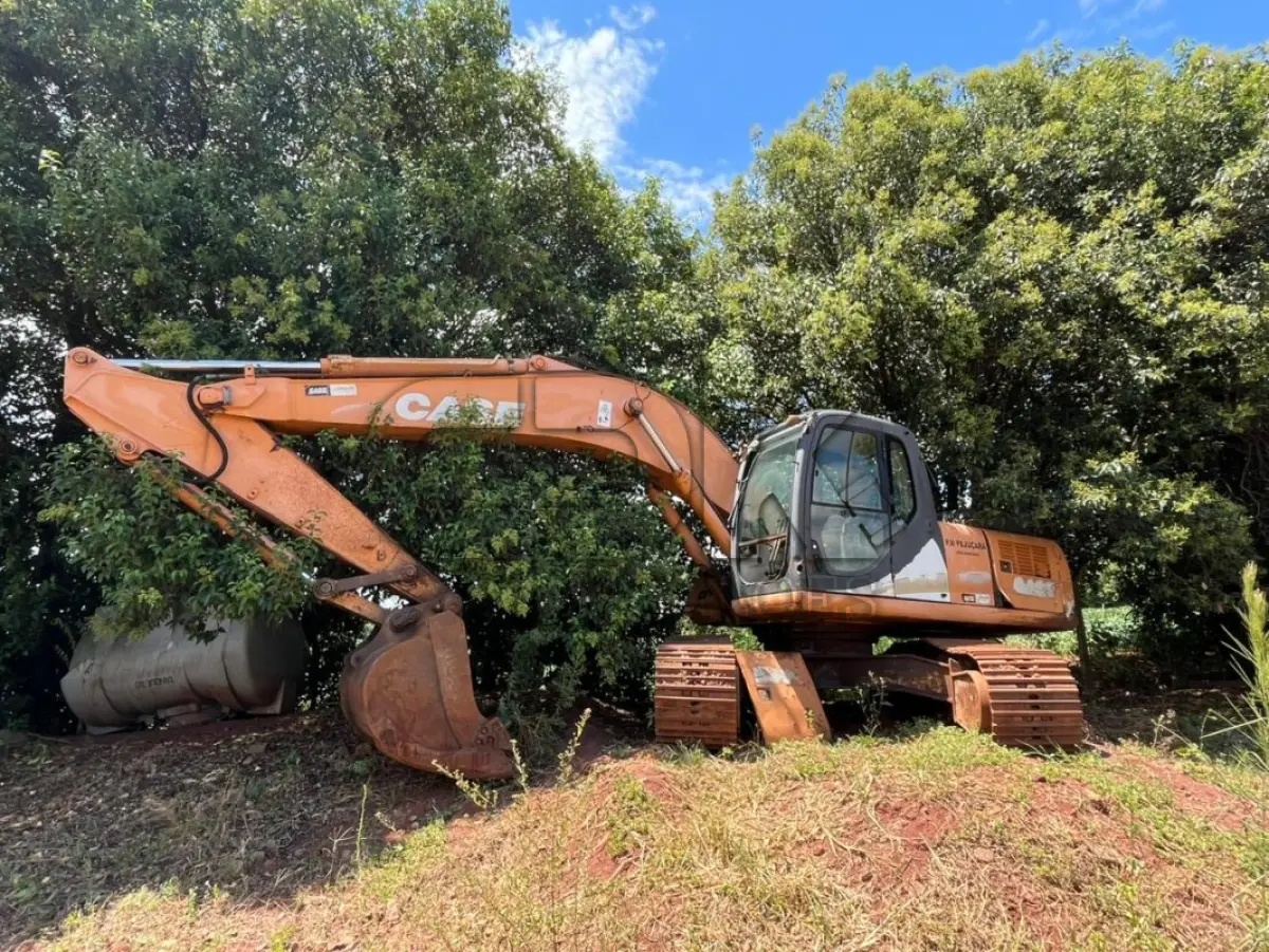 LOTE 004 - Escavadeira Hidráulica Modelo CX 220 CASE, cor amarela,  diesel, ano 2006 e modelo 2007, motor 30385241, chassi  N6AA02186, Código Patrimônio: 4947;