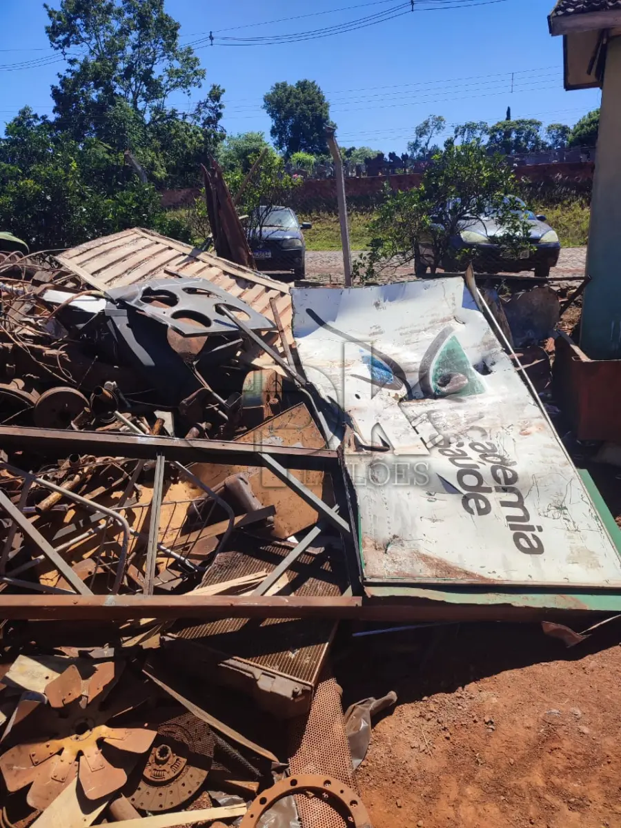 LOTE 017 - Lote composto por sucata de material Ferroso, aprox.5.600 quilos. R$ 0.20 o quilo.