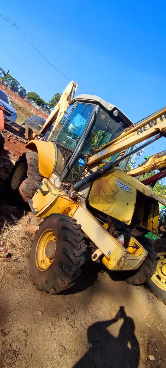 LOTE 028 - Retroescavadeira NEW HOLAND B95B - 2017 (Sem Motor)