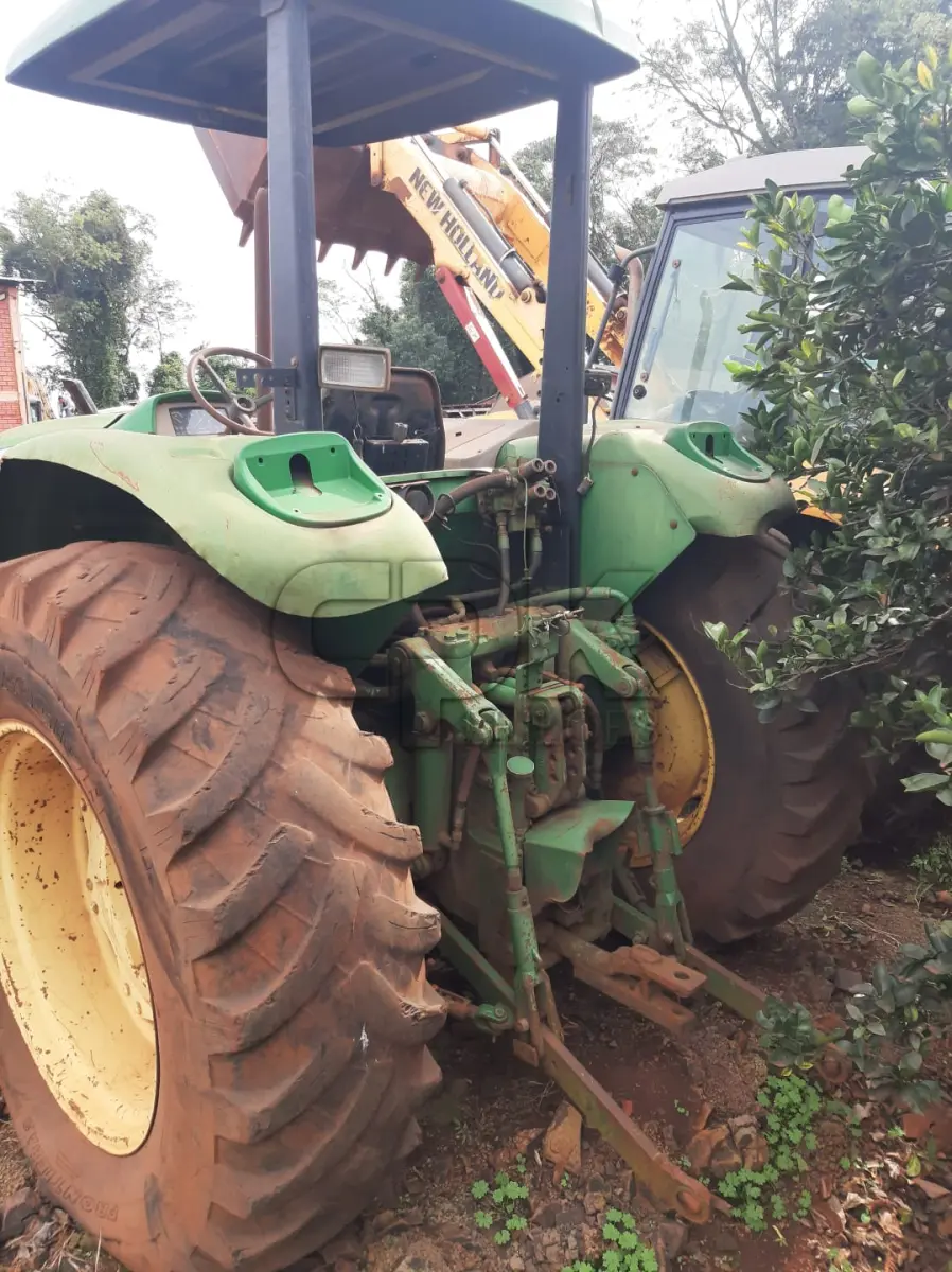 LOTE 020 - Trator Agrícola, Marca John Deere, Modelo 6110 E, tração 4x4, Diesel, 04 cilindros, 110cv, cor verde, ano 2011, chassi 1BM6110ETAA000205