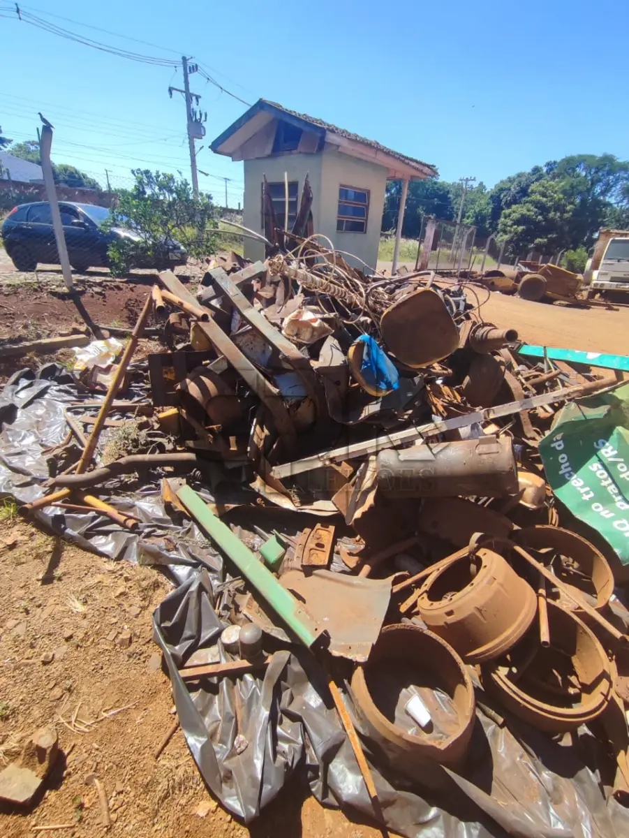 LOTE 017 - Lote composto por sucata de material Ferroso, aprox.5.600 quilos. R$ 0.20 o quilo.