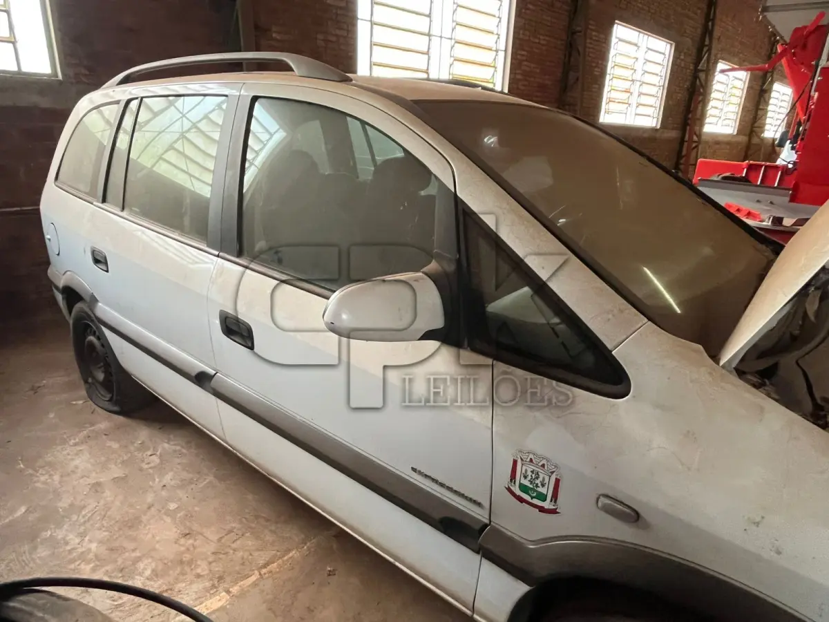 LOTE 001 - GM Zafira Expression 2.0 Flex Power, cor branca, ano e  modelo 2009, gasolina 133CV, álcool 140CV, capacidade  para 7 passageiros, renavam 14291060-0, chassi  9BGTD75C09C157100,  R$ 7.797,63  placa  IPU-1036,  Código  Patrimônio: 4956. Veículo encontra-se com motor  desinstalado;