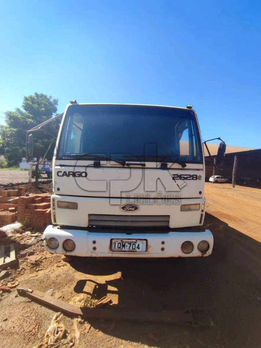 LOTE 007 - FORD/FORD/CARGO 2628 E ANO FABRICAÇÃO: 2009 ANO MODELO: 2010 COR: BRANCA COMBUSTÍVEL DIESEL TIPO VEÍCULO: CAMINHAO ESPÉCIE: CARGA CARROCERIA: BASCULANTE 5883 cc Placa IQM7041 – Chassi 9BFZCEEX3ABB47056