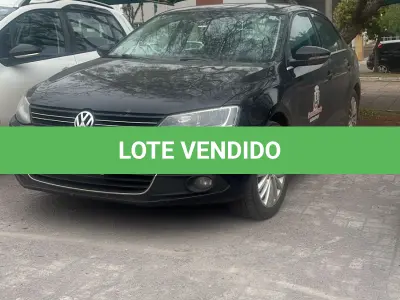 LOTE 004 - VW Jetta 2.0 T Passageiro – Automóvel Gasolina 2014/2014 –  Placas IVU 9534 – Cor: Preta.