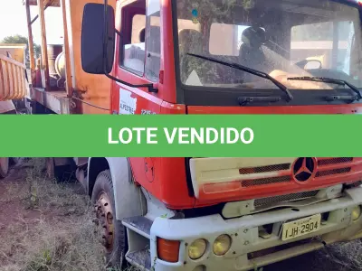 LOTE 017 - CAMINHAO MERCEDES BENZ, ANO/MODELO 1999, COR VERMELHA PLACA IJH2904 CHASSI 9BM693028XB216032 (MODELO 1215C). NO ESTADO QUE SE ENCONTRA. PATRIMÔNIO MUNICIPAL Nº4998. CARROCARIA TIPO COMBOIO, ABASTECIMENTO, LUBRIFICAÇÃO, TIPO LASTRO. NO ESTADO QUE SE ENCONTRA. PATRIMÔNIO MUNICIPAL Nº7553.