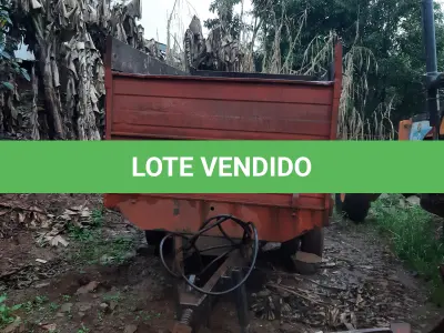 LOTE 012 - Marca Triton, Equipamento Carretão, Modelo Basculante, Cor  Vermelha, Fabricação 2007.