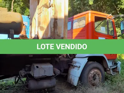 LOTE 017 - CAMINHAO MERCEDES BENZ, ANO/MODELO 1999, COR VERMELHA PLACA IJH2904 CHASSI 9BM693028XB216032 (MODELO 1215C). NO ESTADO QUE SE ENCONTRA. PATRIMÔNIO MUNICIPAL Nº4998. CARROCARIA TIPO COMBOIO, ABASTECIMENTO, LUBRIFICAÇÃO, TIPO LASTRO. NO ESTADO QUE SE ENCONTRA. PATRIMÔNIO MUNICIPAL Nº7553.