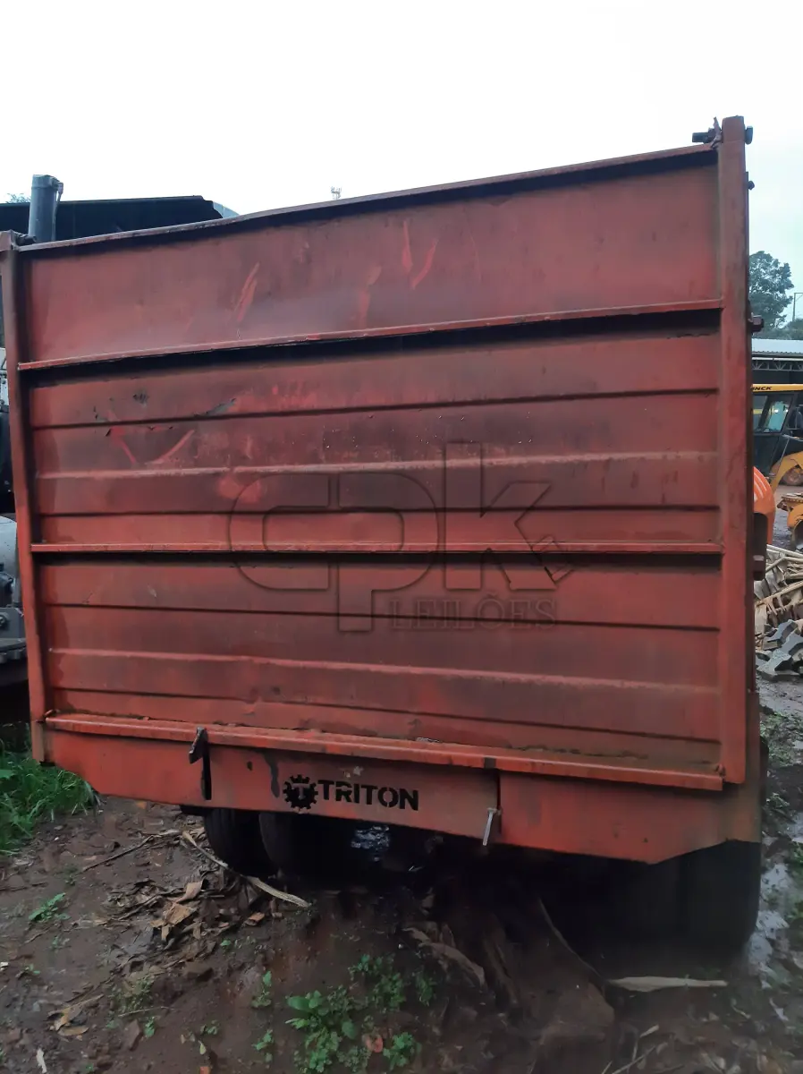 LOTE 012 - Marca Triton, Equipamento Carretão, Modelo Basculante, Cor  Vermelha, Fabricação 2007.