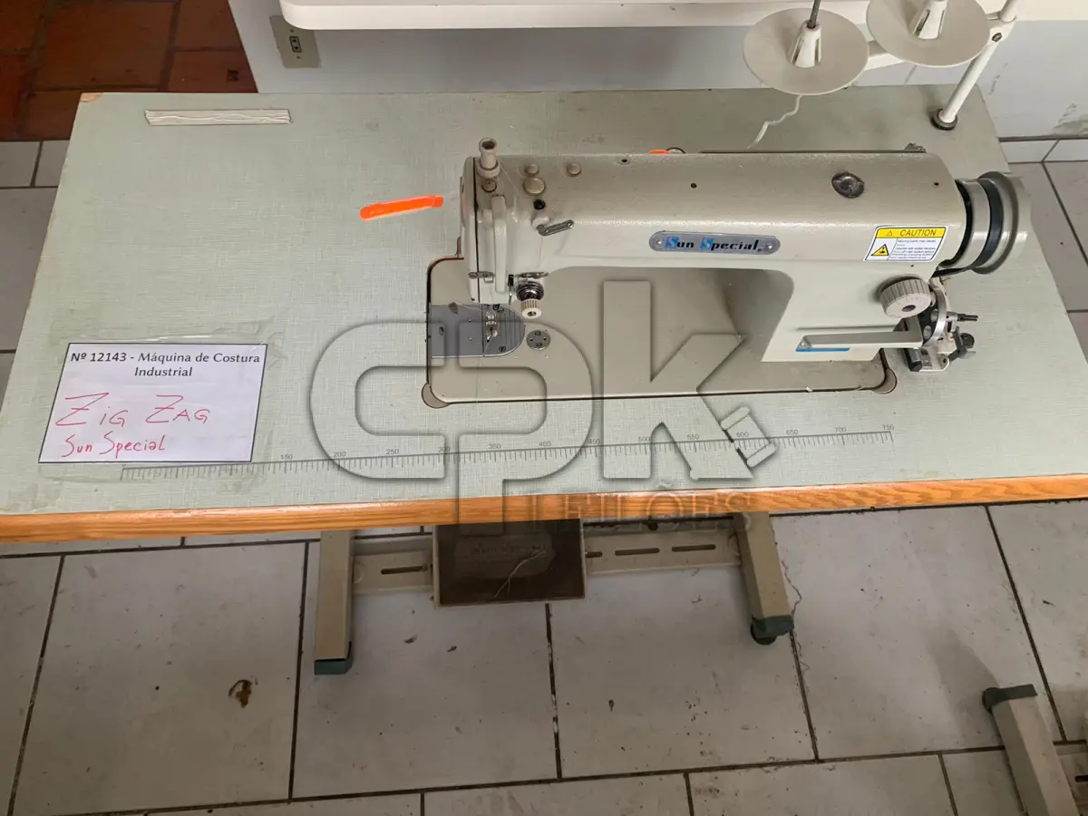 LOTE 016 - Máquina de Costura Industrial SUN SPECIAL Zig-Zag.