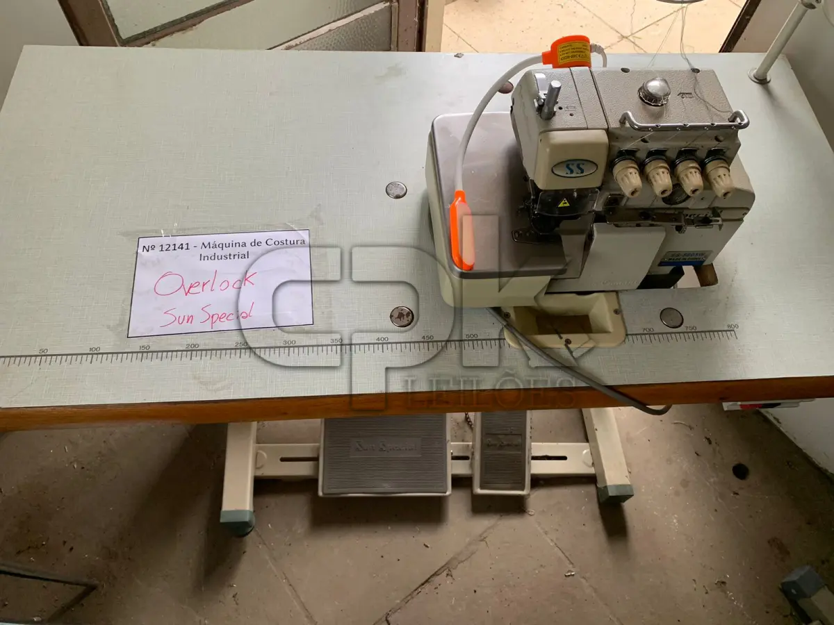 LOTE 014 - Máquina de Costura Industrial ZOJE Overlock.