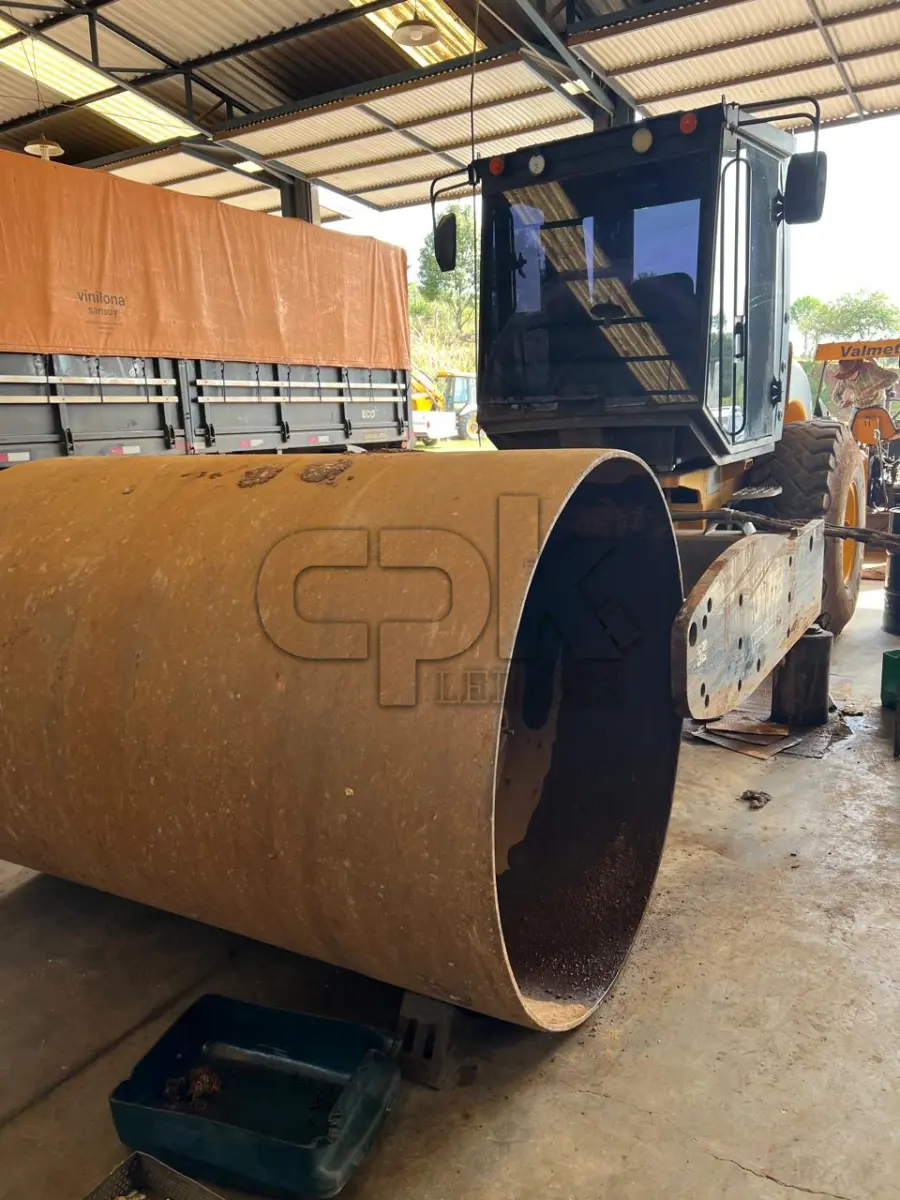 LOTE 037 - JCB Rolo Compactador Vibratório VM115 – 2010 – Cor:  Amarela.