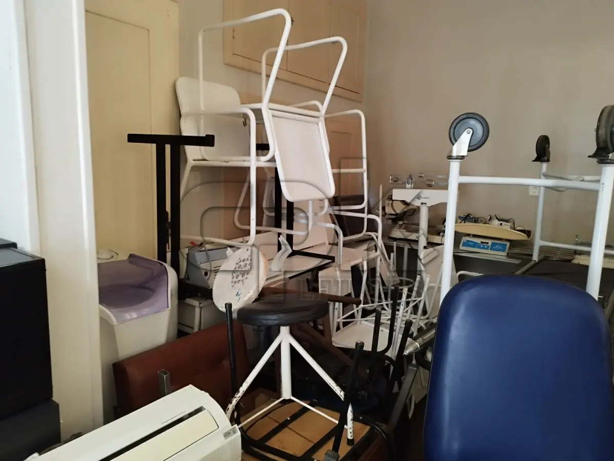 LOTE 032 - Lote de inservíveis e sucatas diversas – Saúde.  Inclui itens como: - Aparelho de Raio X Odontológico - Aparelho de Ultrassom - Armários - Autoclave - Balança Mecânica - Balcão - Biombos - Cadeiras - Climatizadores de Ar - Compressor Odontológico - Consultório Odontológico - Detectores Fetais - Escrivaninha - Lava Jato - Lavadoras de Roupas - Longarinas - Maca de Ferro - Mesas - Monitores Fetais - Oxímetro de Pulso Portátil - Poltrona - Prateleira - Seladoras