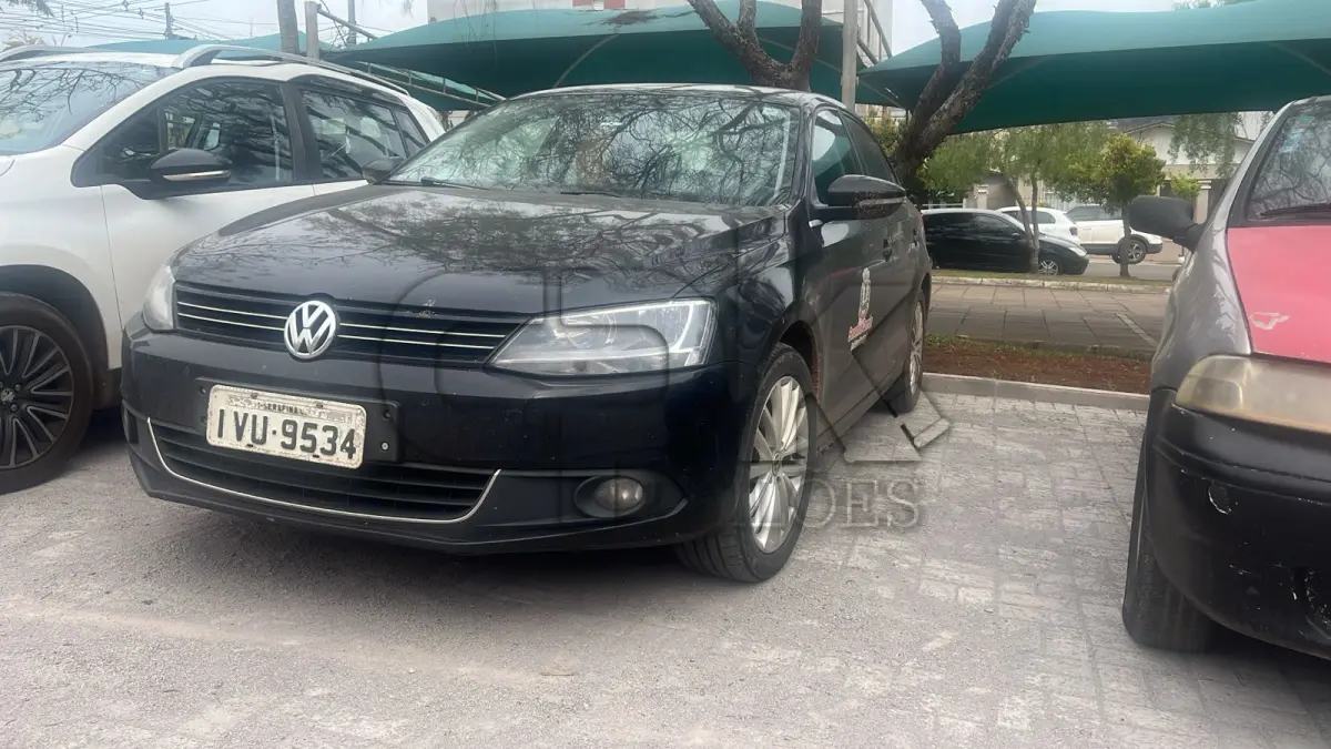 LOTE 004 - VW Jetta 2.0 T Passageiro – Automóvel Gasolina 2014/2014 –  Placas IVU 9534 – Cor: Preta.