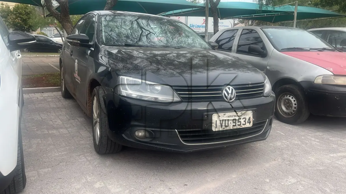 LOTE 004 - VW Jetta 2.0 T Passageiro – Automóvel Gasolina 2014/2014 –  Placas IVU 9534 – Cor: Preta.