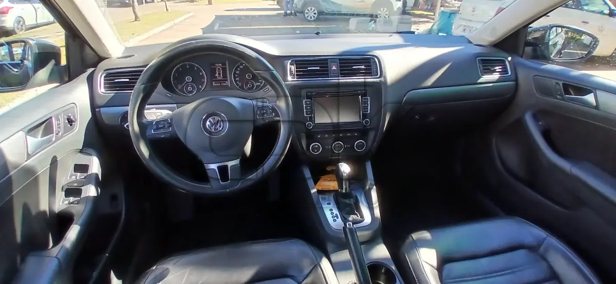 LOTE 004 - VW Jetta 2.0 T Passageiro – Automóvel Gasolina 2014/2014 –  Placas IVU 9534 – Cor: Preta.