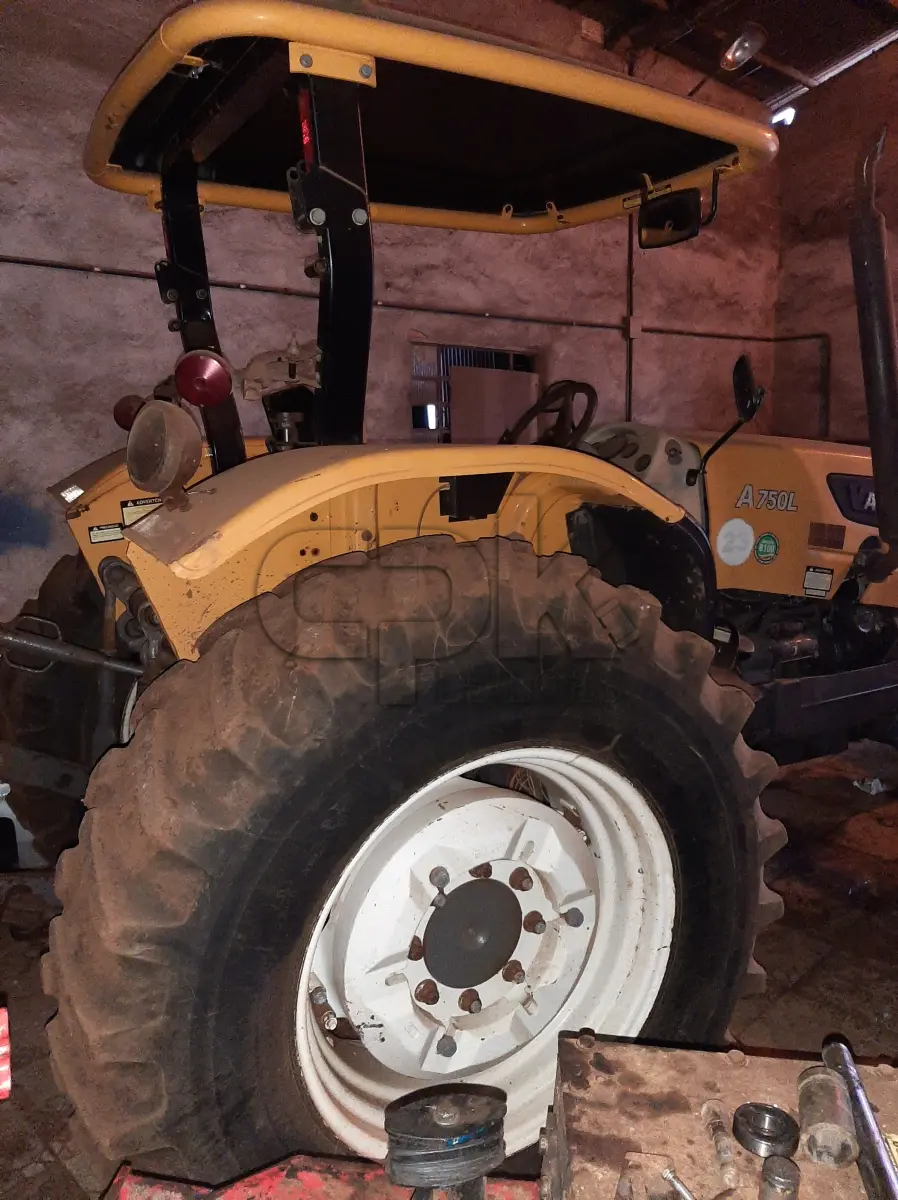 LOTE 008 - Fabricante Valtra Equip. Trator agrícola Modelo A750L 4, Ano  2016, Cor Amarela, Horas 1156,2 h, Tração 4 x 4, Serial  AUTT2005PGM024813, Comb. Diesel Potência 78 CV, Motor 4  cilindros, aspirado, Serial V750432436