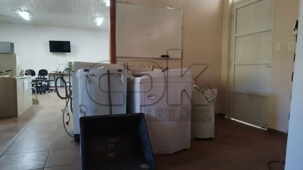 LOTE 030 - Lote de inservíveis e sucatas diversas – Educação. Inclui itens como: - Armário - Bebedouros - Cadeiras - Cama – Beliche - Classes Escolares - Climatizadores de Ar - Condicionadores de Ar - Container p/ Resíduos - Desumidificador de Folhas - Encerradeira Industrial - Fichário de Aço - Fogões Industriais - Fornos Elétricos - Freezers - Lavadora de Alta Pressão - Lavadoras de Roupas - Mesas - Microfone - Micro-ondas - Multiprocessadores - Refrigerador - Rotulador Eletrônico - Suporte p/ CPU