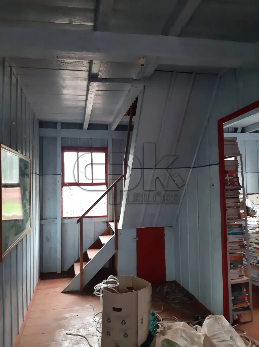 LOTE 019 - Edificação do Museu Municipal Otacílio Tizziani, localizado à  Rua Ângelo Santinelli, (em Processo de Demolição), inclui todos  materiais da construção: Madeiras das paredes, pisos, forros, teto,  escadas, aberturas, telhados, inclusive a parte de alvenaria.