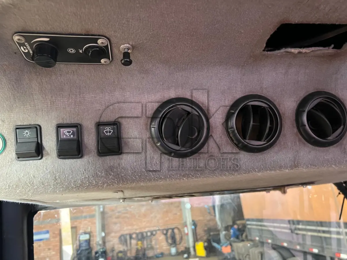 LOTE 037 - JCB Rolo Compactador Vibratório VM115 – 2010 – Cor:  Amarela.