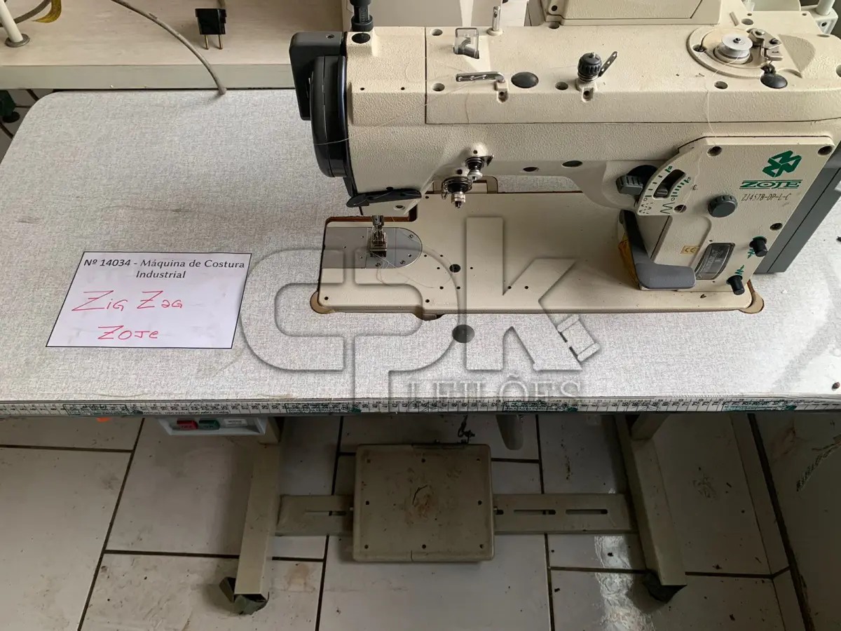 LOTE 022 - Máquina de Costura Industrial ZOJE Zig-Zag.