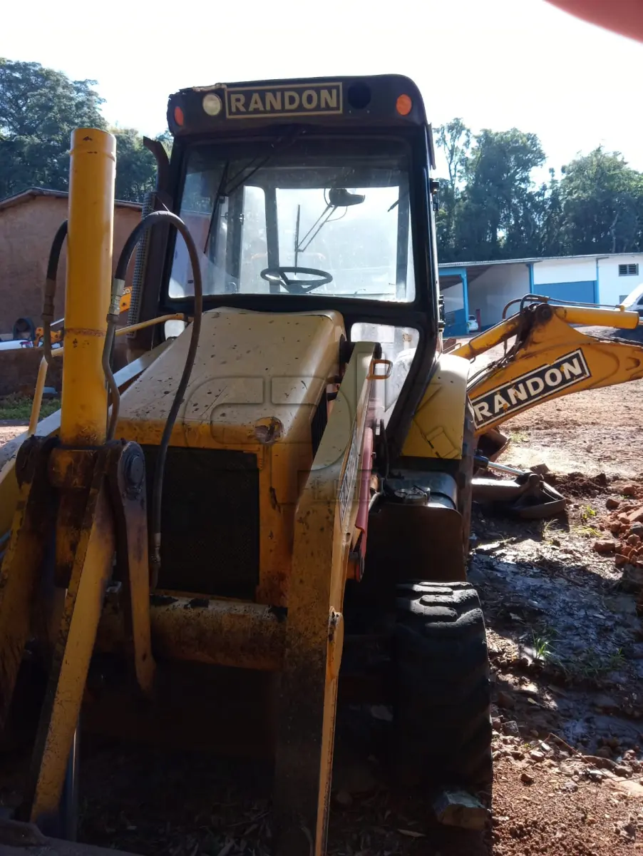 LOTE 002 - RETROESCAVADEIRA RANDON RD406 ADVANCED, ANO/MOD 2015/2015, MOTOR TURBO, TRAÇAO 4X4, CABINE FECHADA COM AR CONDICIONADO QUENTE/FRIO, MOTOR DIESEL 110CV NºE1S194198, CHASSI Nº9AD406AEAF0006189. NO ESTADO QUE SE ENCONTRA. PATRIMÔNIO MUNICIPAL Nº11559.