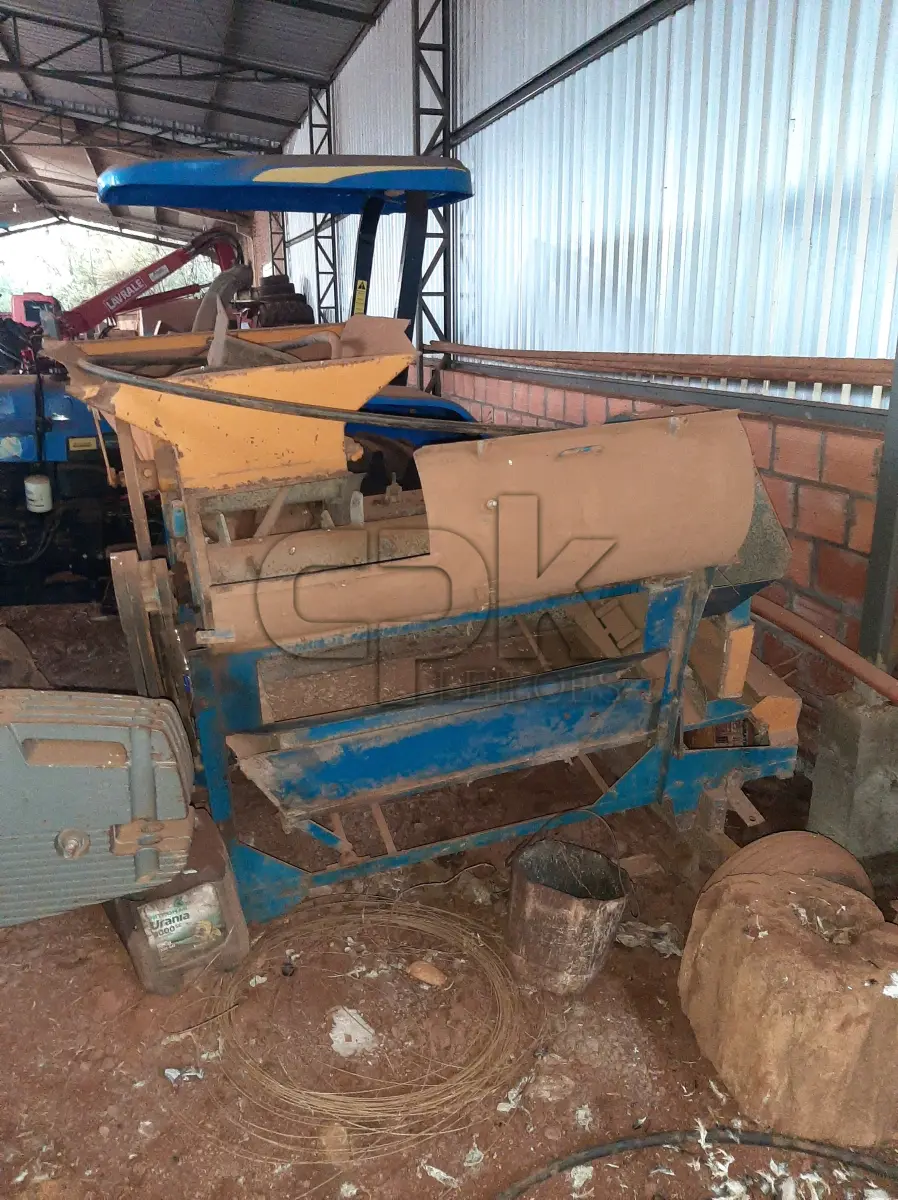 LOTE 015 - Marca Triton, Equipamento cerealeiro/batedor, Modelo 785, Cor  Azul, Fabricação 2011.