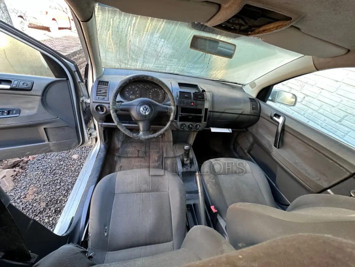 LOTE 001 - W Polo Sedan 1.6 Passageiro – Automóvel Álcool/Gasolina 2005/2005 – Placas AMT 9125 – Cor: Prata.