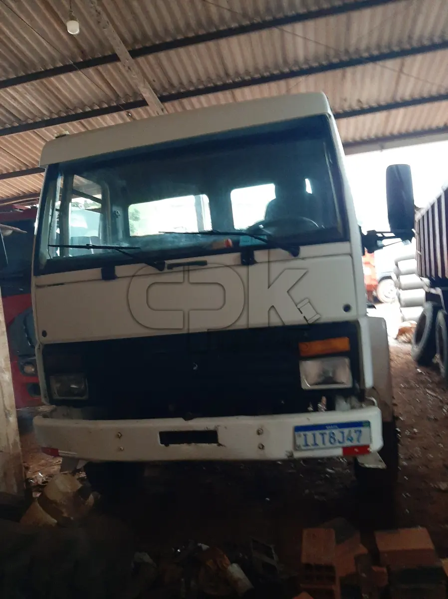 LOTE 009 - Marca Ford Modelo Cargo 2425 6x4, Renavan 00714669407,  Placa IIT8J47, Chassi 9BFYTNYTXXDB87572, Ano/Mod  1999/1999, Motor 6 cil, turbo Cummins, Potência 250 CV,  Combust Diesel, Cor Branca Capac 23 Ton.