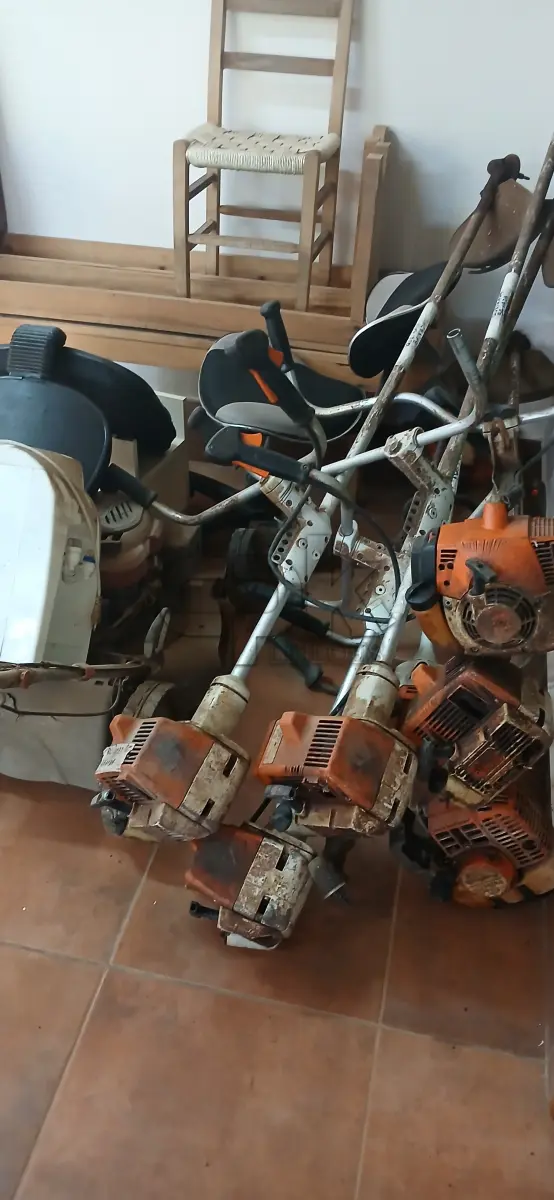 LOTE 028 - Lote de inservíveis – Livre. Inclui itens como: - Bebedouros - Cadeiras - Câmera Digital - Celular - Climatizadores de Ar - CPUs - Desumidificador - HD externo - Impressoras - Longarina - Mesa de som - Monitores - Nobreaks - Notebook - Projetor de Imagem - Rack - Relógios Ponto - Roçadeiras - Roteadores - Suporte para CPU - Switch de Red