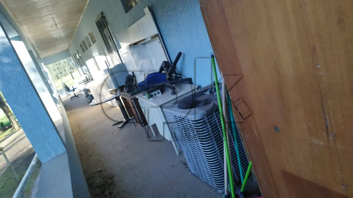 LOTE 032 - Lote de inservíveis e sucatas diversas – Saúde.  Inclui itens como: - Aparelho de Raio X Odontológico - Aparelho de Ultrassom - Armários - Autoclave - Balança Mecânica - Balcão - Biombos - Cadeiras - Climatizadores de Ar - Compressor Odontológico - Consultório Odontológico - Detectores Fetais - Escrivaninha - Lava Jato - Lavadoras de Roupas - Longarinas - Maca de Ferro - Mesas - Monitores Fetais - Oxímetro de Pulso Portátil - Poltrona - Prateleira - Seladoras