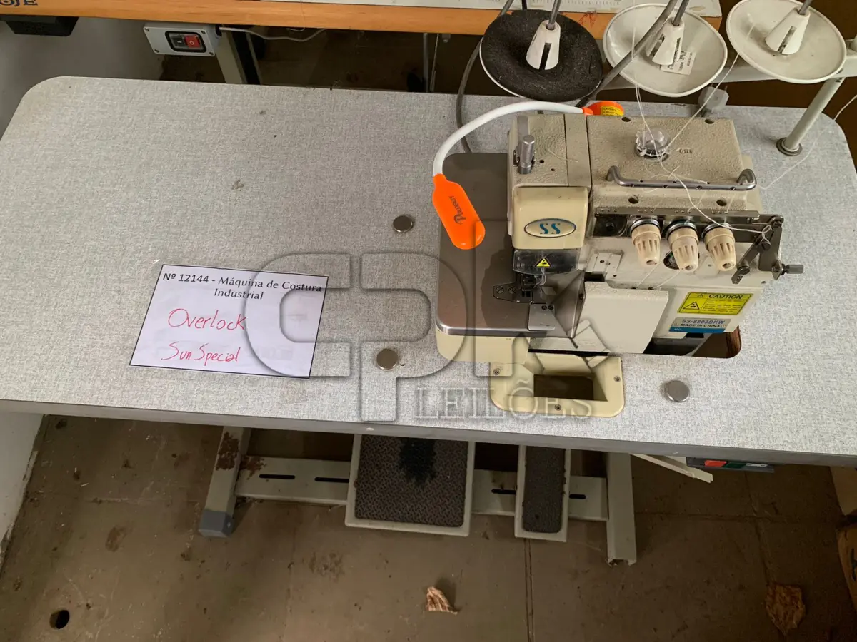 LOTE 017 - Máquina de Costura Industrial SUN SPECIAL Overlock.