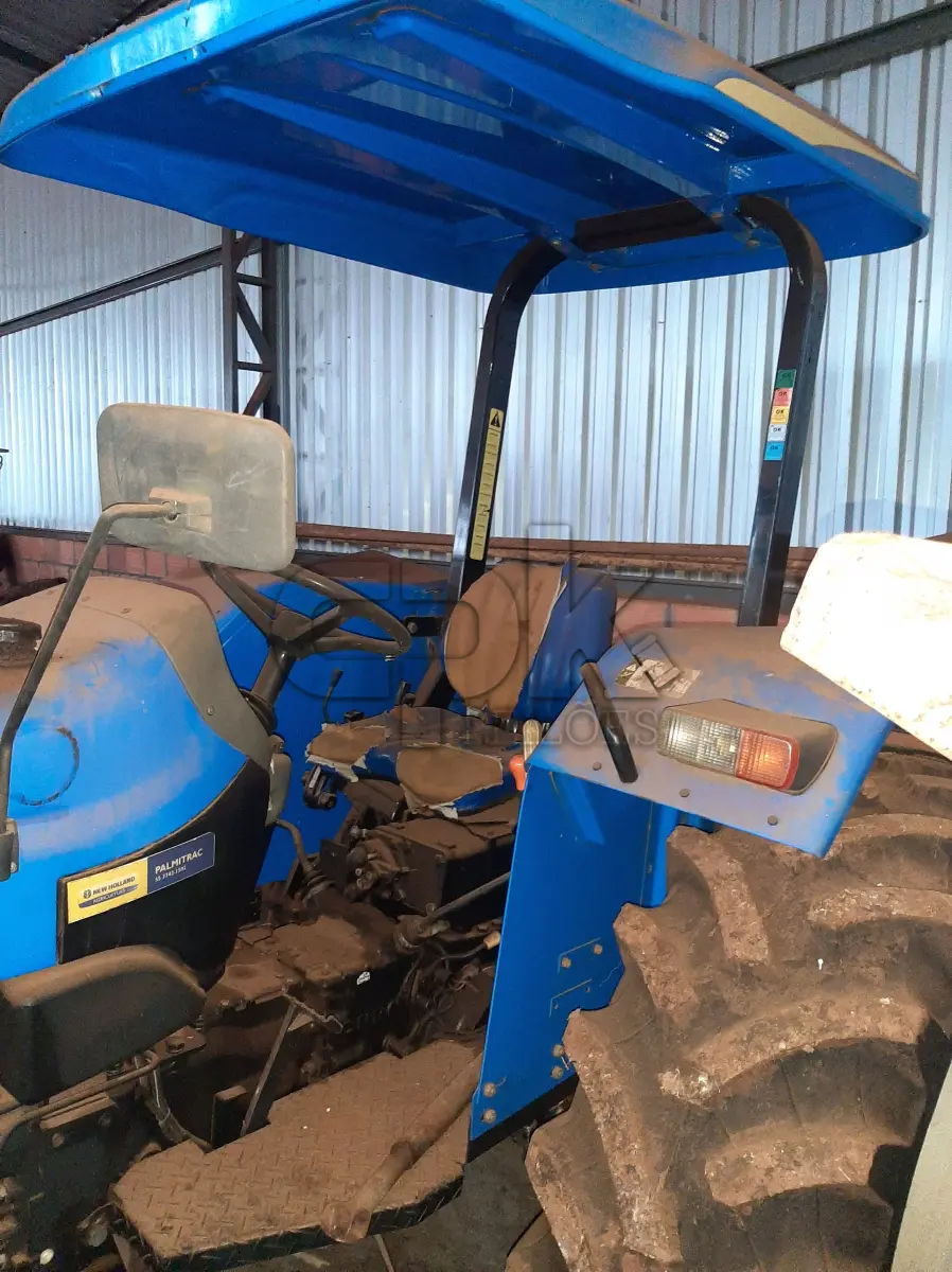 LOTE 006 - Fabricante New Holland Equip. Trator agrícola Modelo TT3840,  Ano 2015, Cor Azul, Horas 1170 h, Tração 4 x 4, Serial  HCCZ3840HECG36208, Comb. Diesel Potência 60 CV, Motor  3 cilindros aspirado Serial T55CR408410