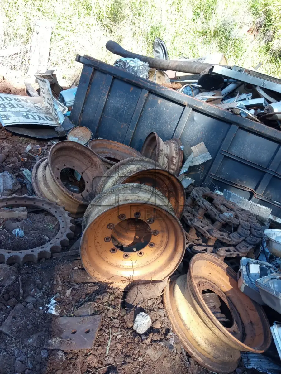 LOTE 003 - SUCATAS DE METAL E OUTROS (APROX. 2.000KG), EXCETO CAÇAMBA METÁLICA, CONFORME DISPOSTO PARA VISITAÇÃO NO PÁTIO DA SMOPT E NO PATIO DA SMECDT.